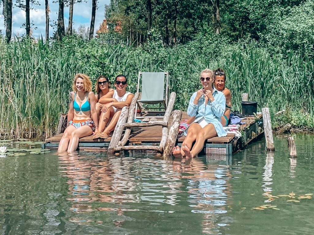 Odpoczynek na łonie natury z innymi kobietami