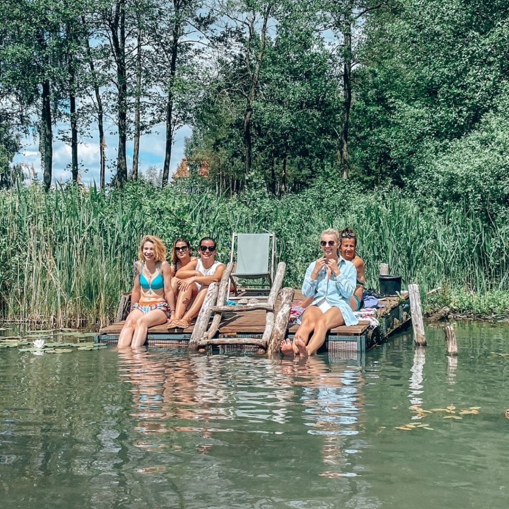 Kobiety na kobiecych koloniach nad jeziorem